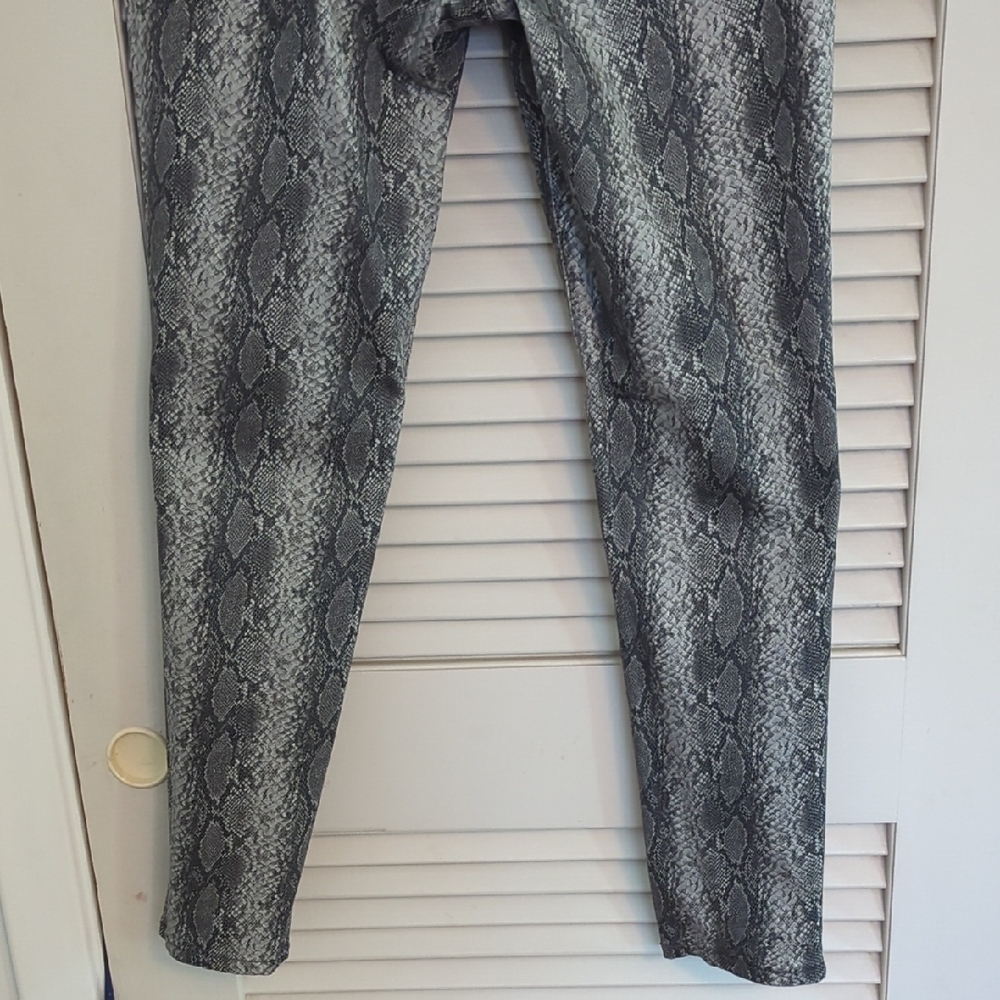 Bagatelle NYC Gray Snake Print Jeans - Picture 7 of 7